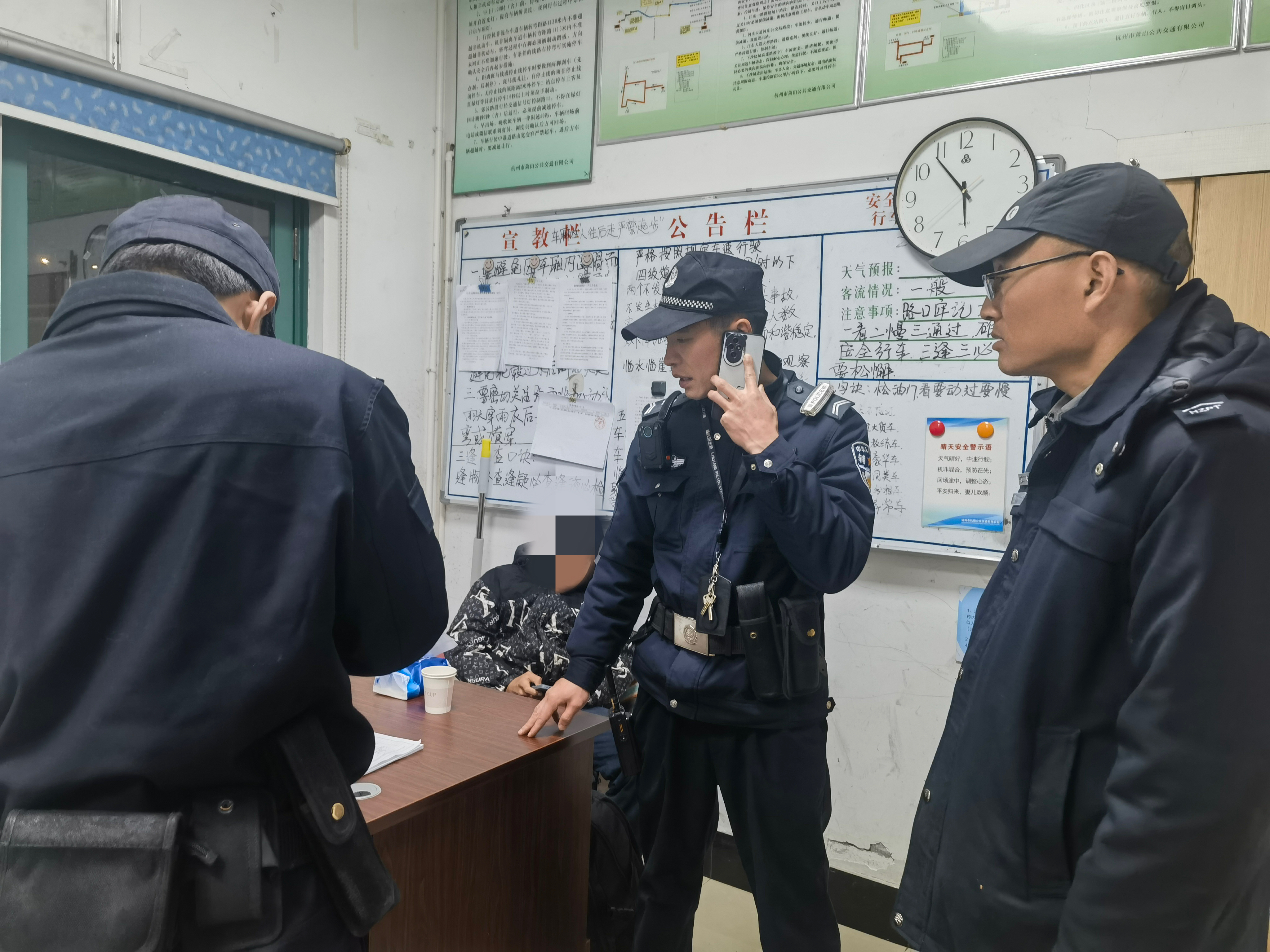 男孩離家出走 司機(jī)暖心守護(hù)